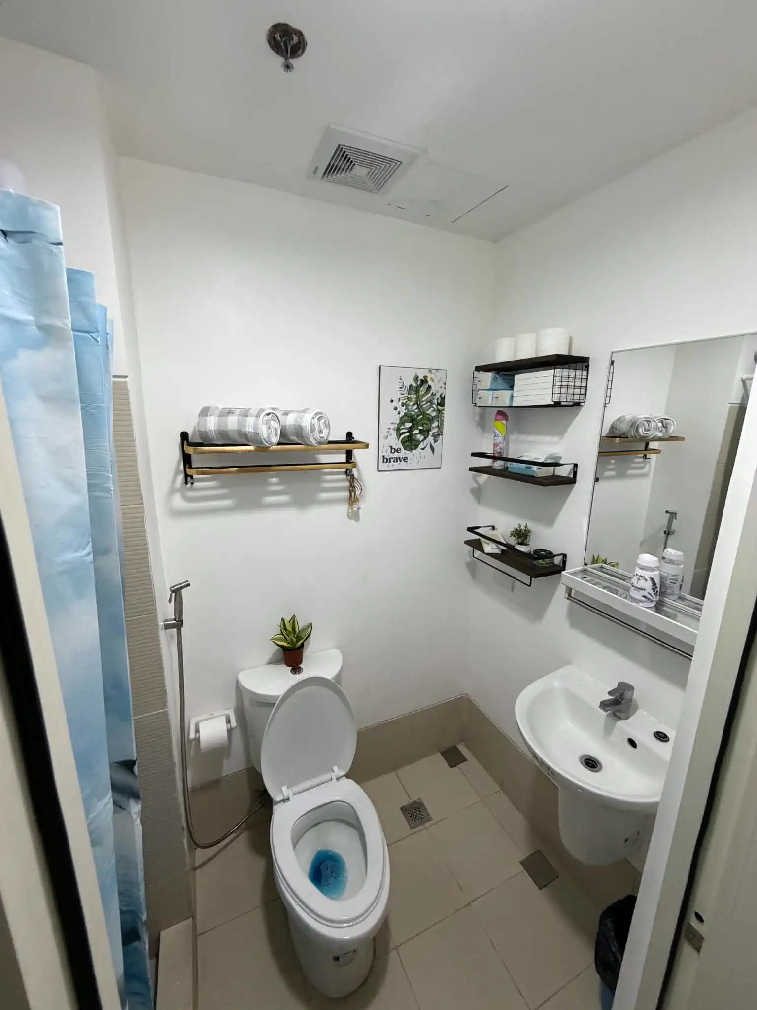 Toilet and bath at Estudio Fresco